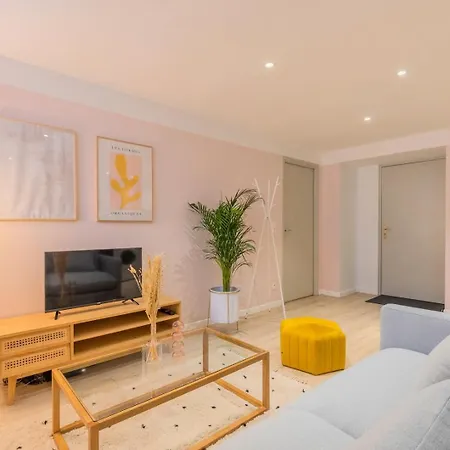 Апартаменты Renovated In Semi-basement & Hypercentre Лилль