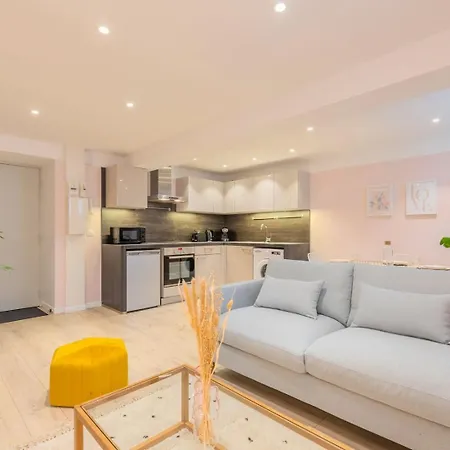 Renovated In Semi-basement & Hypercentre Апартаменты *