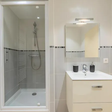 Апартаменты Renovated In Semi-basement & Hypercentre Лилль