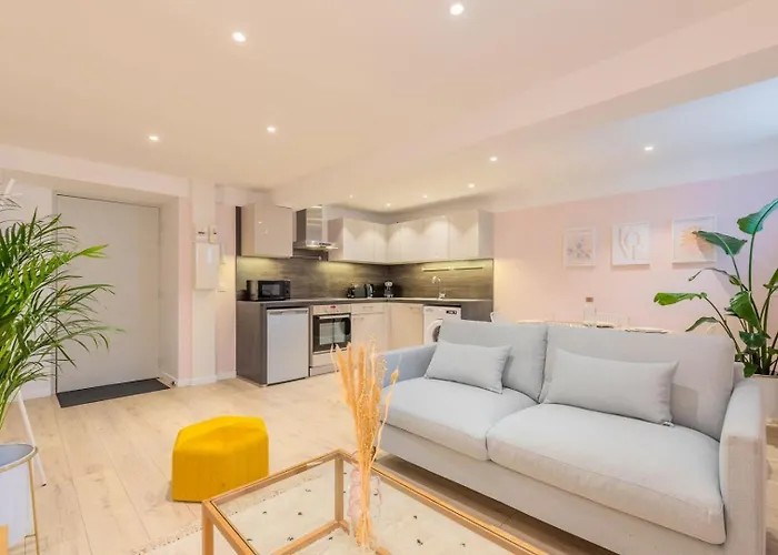 Renovated In Semi-basement & Hypercentre Apartment *