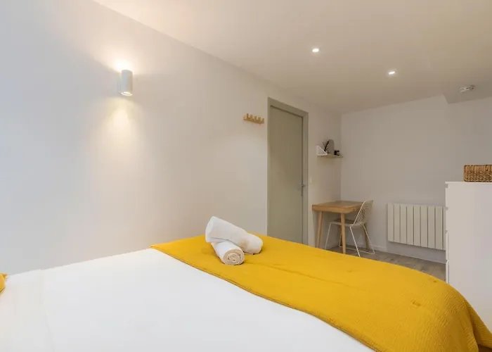 Renovated In Semi-basement & Hypercentre *