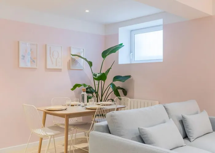 Renovated In Semi-basement & Hypercentre Apartment *