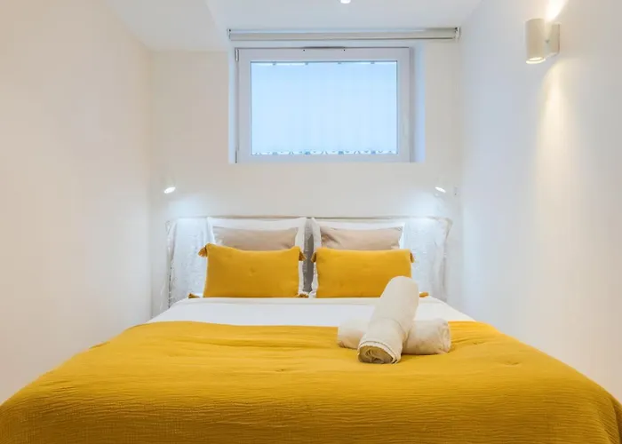 Renovated In Semi-basement & Hypercentre *