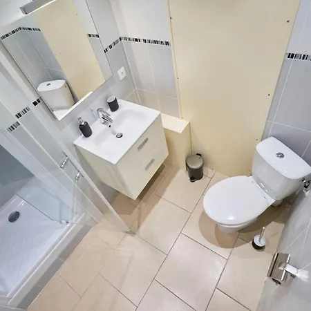 Apartmán Renovated In Semi-basement & Hypercentre *