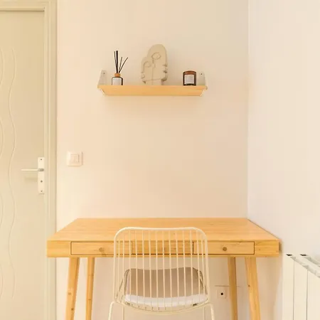 Renovated In Semi-basement & Hypercentre *