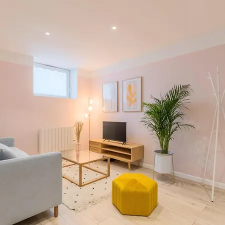 Apartmán Renovated In Semi-basement & Hypercentre *