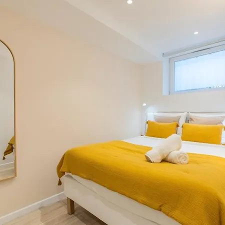 Apartmán Renovated In Semi-basement & Hypercentre *