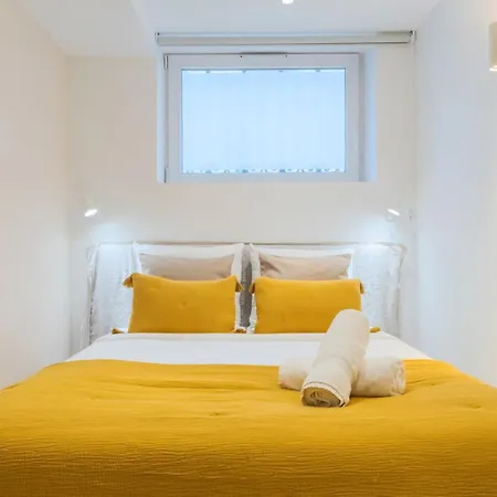 Renovated In Semi-basement & Hypercentre *