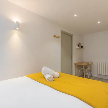 Renovated In Semi-basement & Hypercentre *