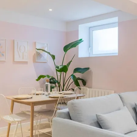 Renovated In Semi-basement & Hypercentre Lejlighed *