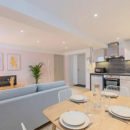 Renovated In Semi-basement & Hypercentre Lejlighed