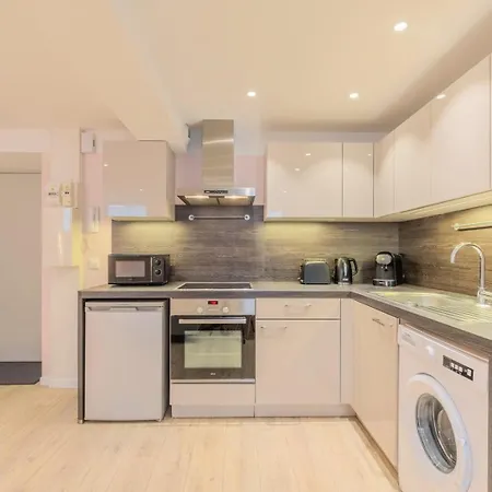 Renovated In Semi-basement & Hypercentre Lejlighed