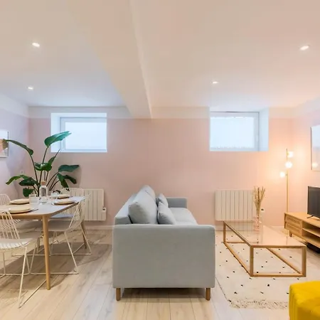 Renovated In Semi-basement & Hypercentre Lejlighed *